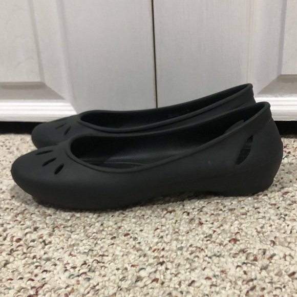 Crocs women’s size 7 black slip on shoes. - Picture 1 of 7
